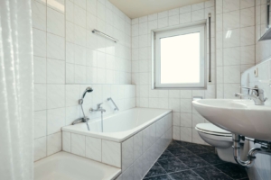 Tageslichtbad mit Badewanne, Dusche und Fenster