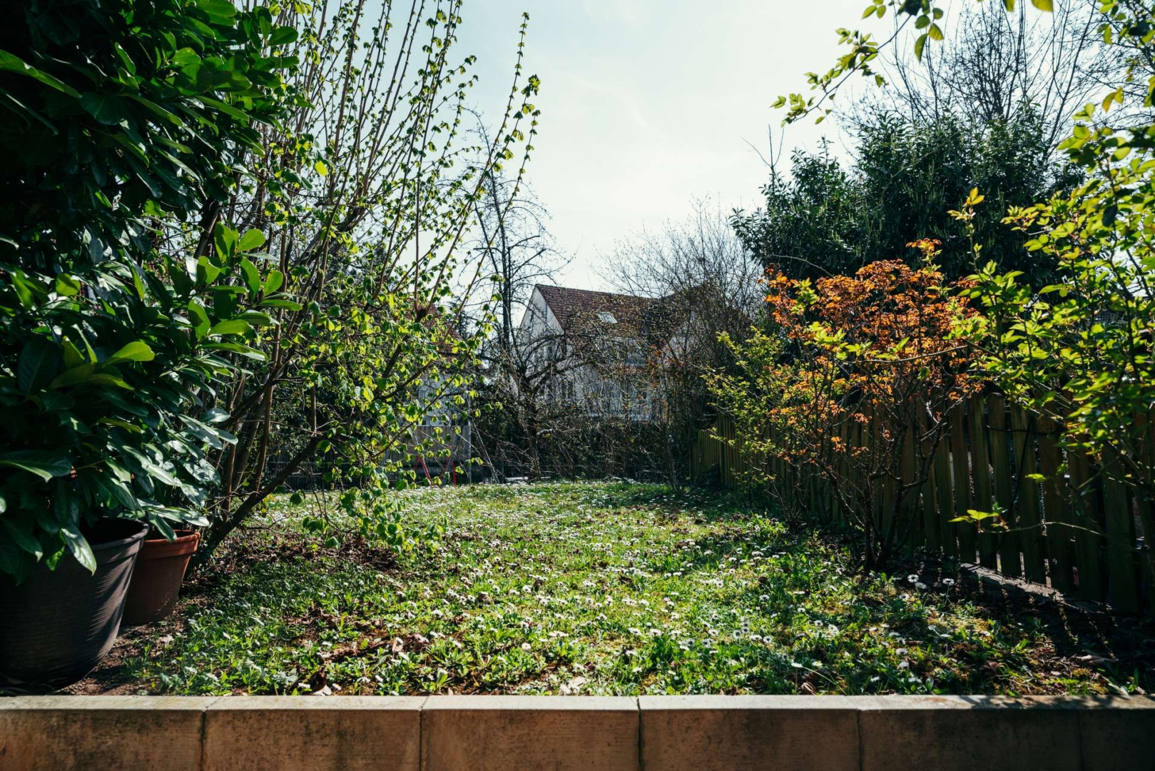 Blick von der Terrasse in den privaten Gartenbereich
