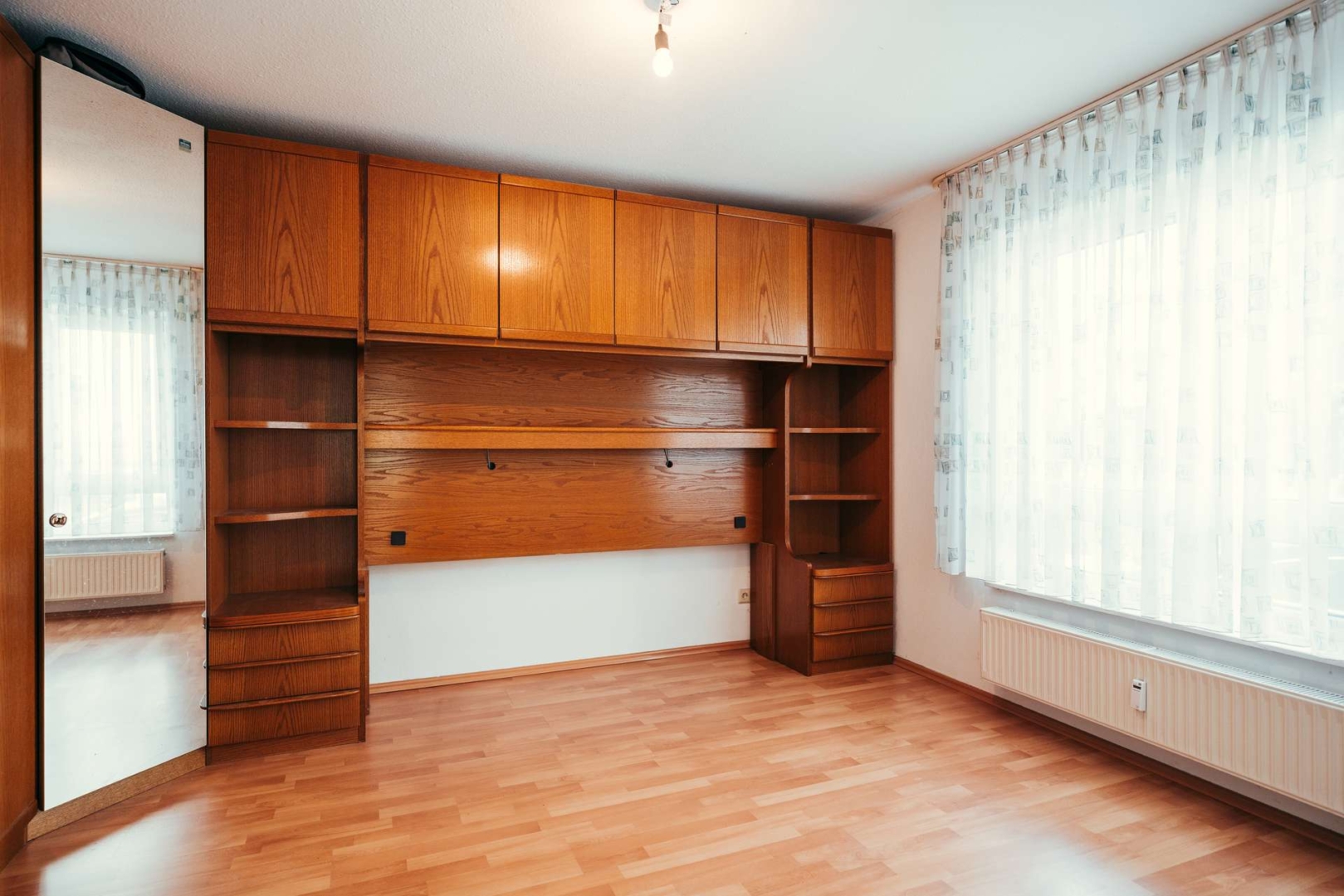 Schlafzimmer bzw. Zimmer mit Einbaumöblierung