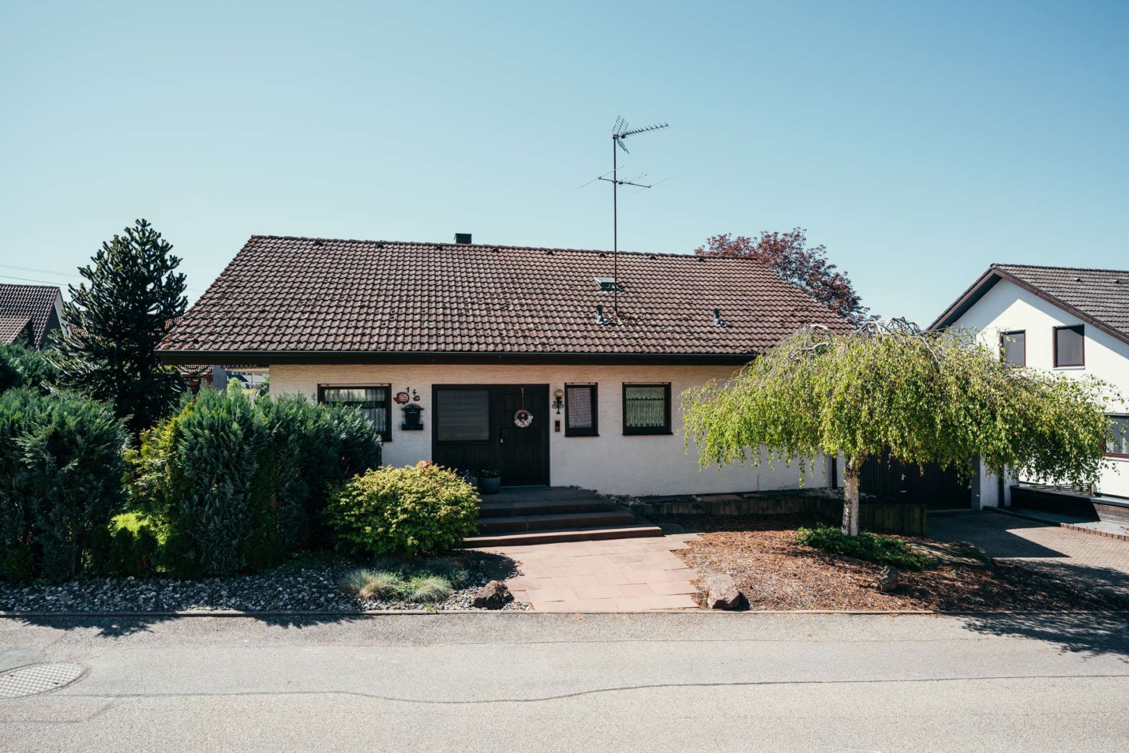 Gepflegte Hausansicht mit Einfahrt
