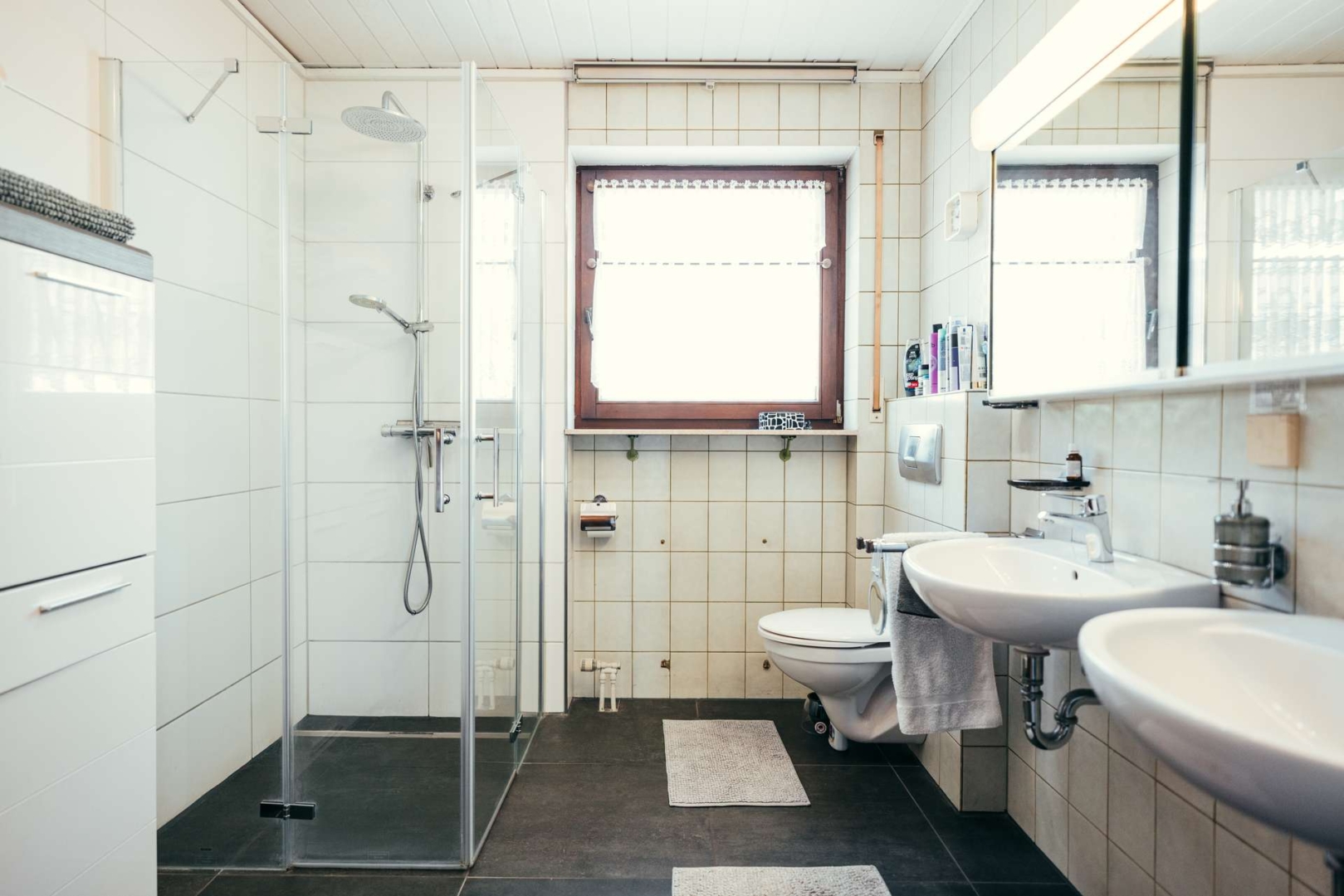 Tageslichtbad mit Dusche und Wanne