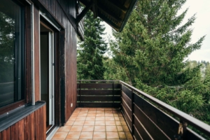 Überdachter Balkon mit angenehmer Privatsphäre