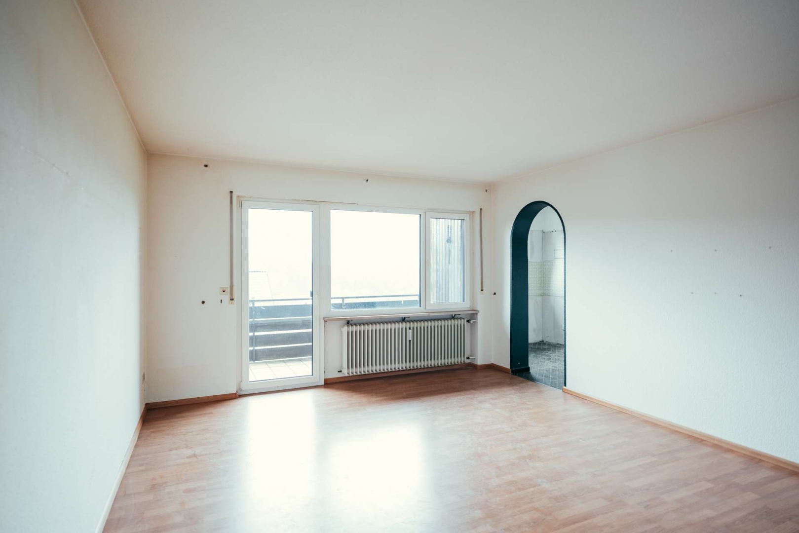 Wohnzimmer mit vielseitigen Einrichtungsmöglichkeiten