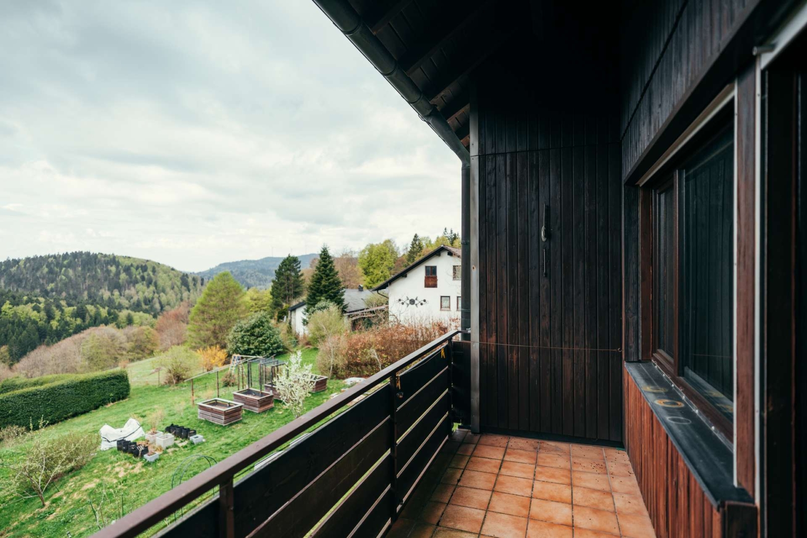 Überdachter Balkon mit angenehmer Privatsphäre