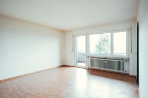 Heller Wohnbereich mit direktem Zugang zum Balkon