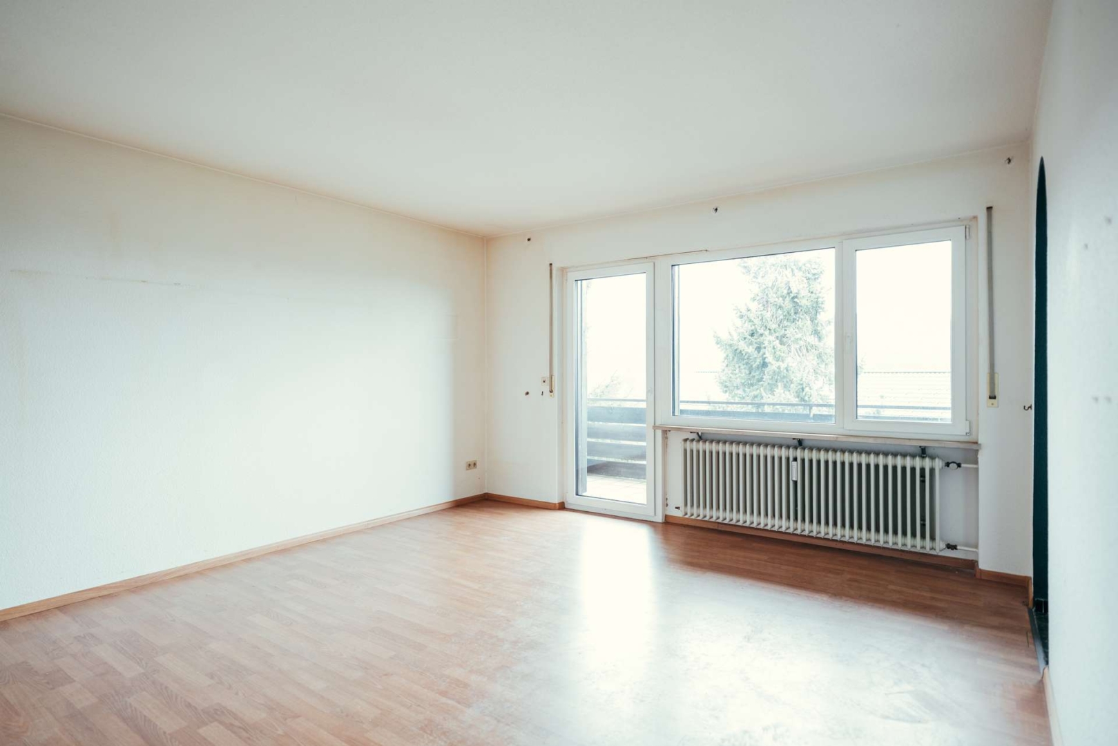 Heller Wohnbereich mit direktem Zugang zum Balkon