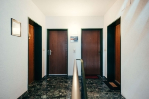Gepflegtes Treppenhaus des Mehrfamilienhauses