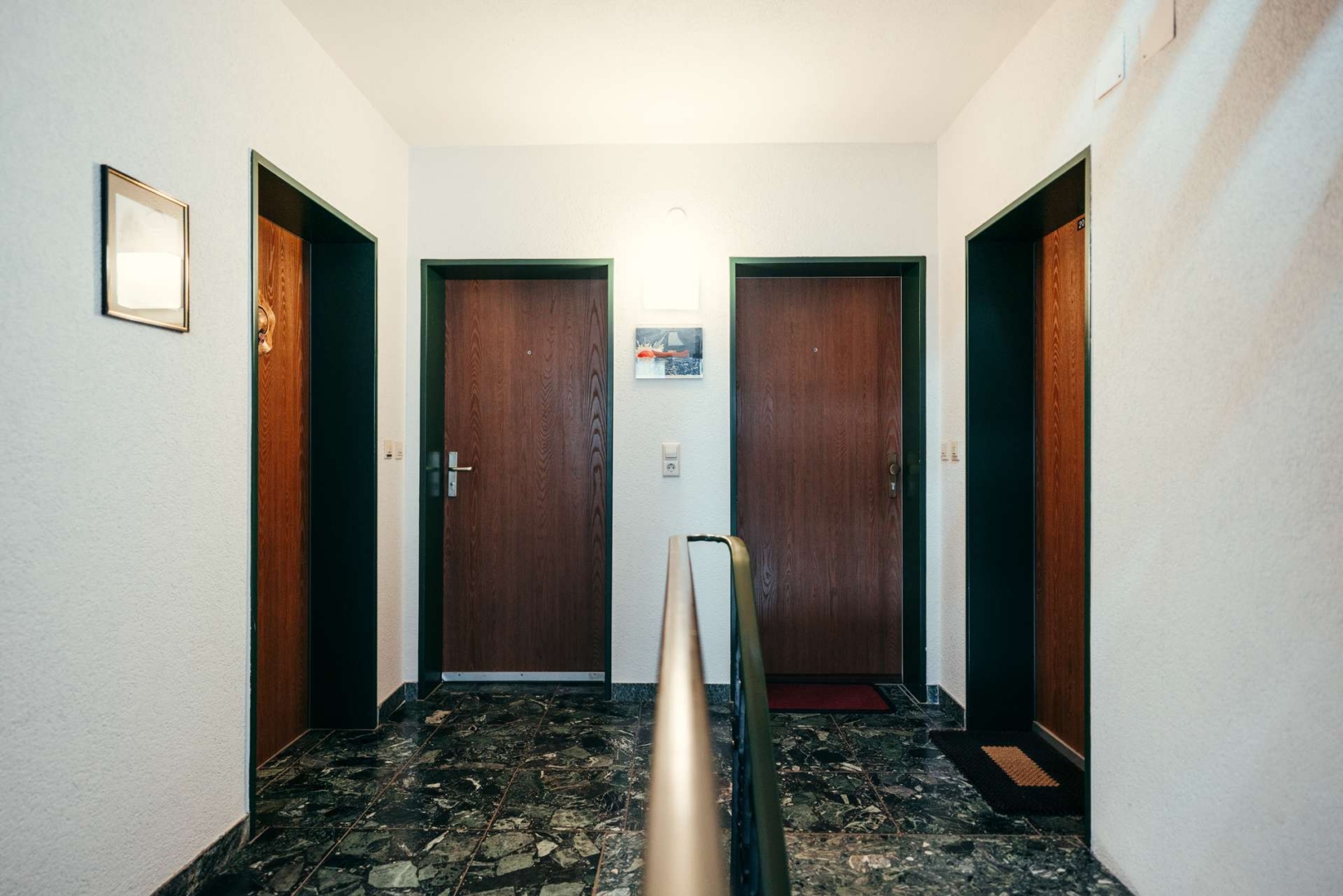 Gepflegtes Treppenhaus des Mehrfamilienhauses
