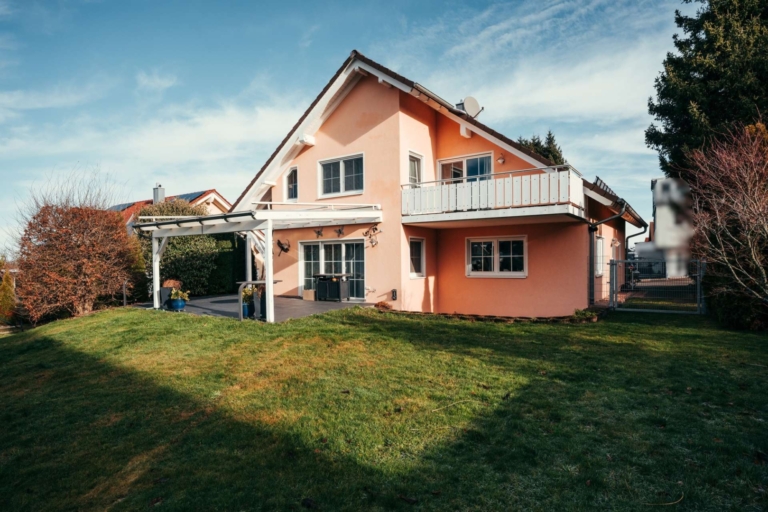 Überdachte Terrasse mit direktem Zugang zum Wohnbereich