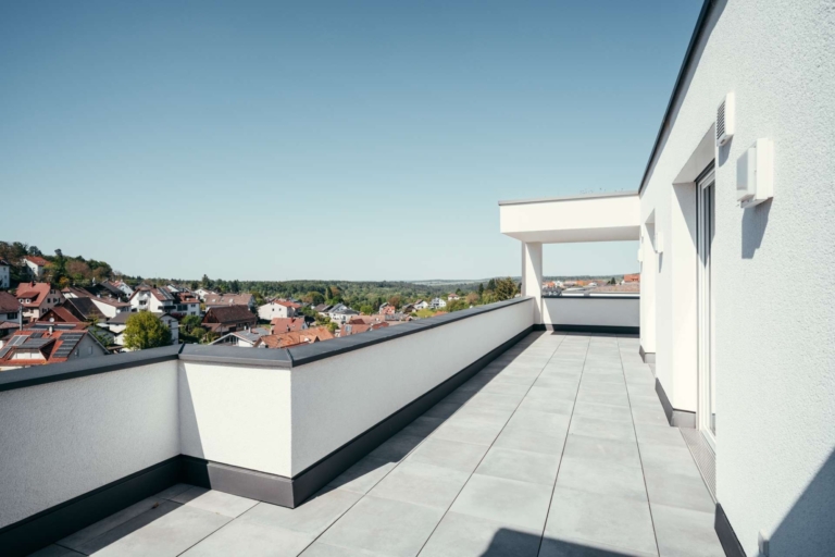 Weitläufige Terrasse mit angenehmer Offenheit und Blick ins Umfeld
