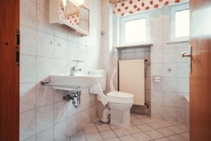 Bad mit Badewanne im Erdgeschoss
