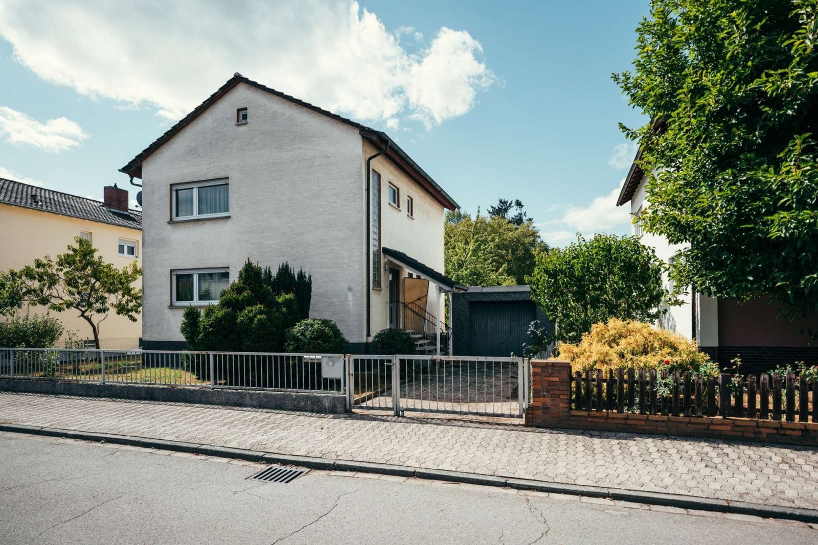 Freistehendes Einfamilienhaus mit Einzelgarage