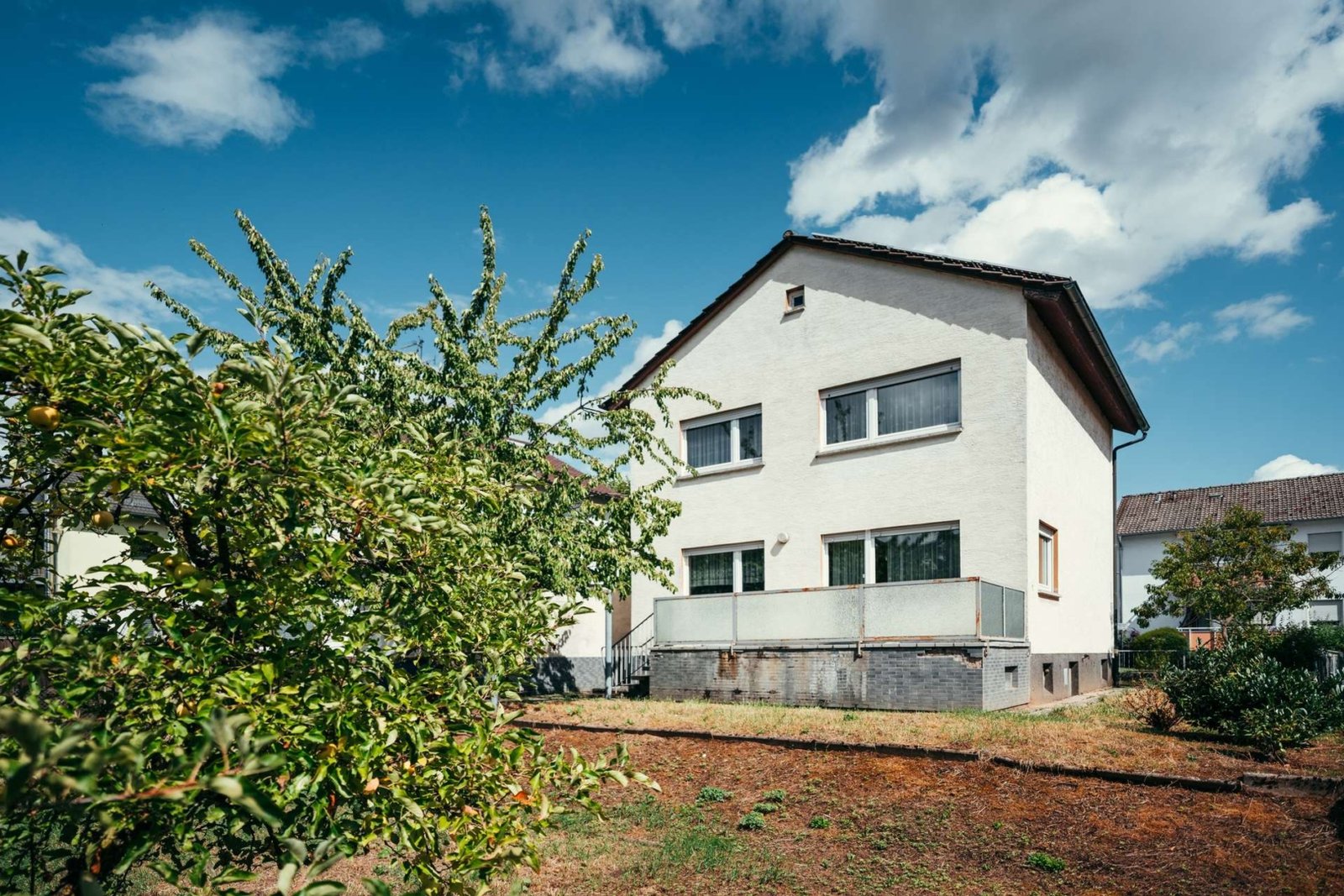 Rückansicht des Hauses mit Gartenbereich