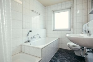 Tageslichtbad mit Badewanne, Dusche und Fenster