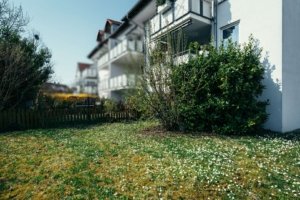 Weitere Außenansicht des Gebäudes mit Vorgarten und Zaun