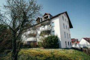 Außenansicht des Hauses mit Balkonen, Vorgarten und gewachsenem Umfeld