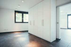 Garderobenbereich und Einbauschrank mit Verbindung zum Schlafzimmer