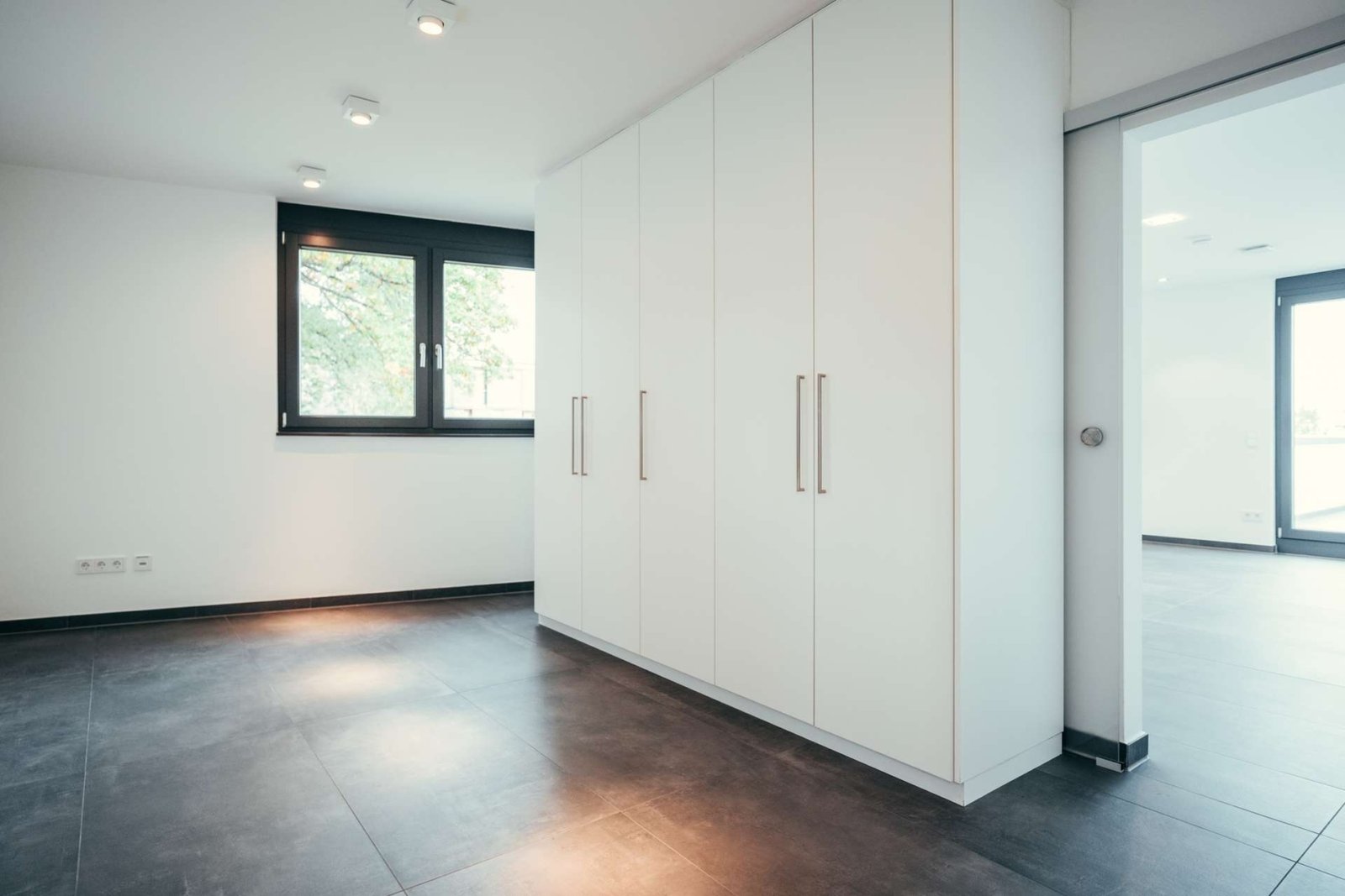 Garderobenbereich und Einbauschrank mit Verbindung zum Schlafzimmer