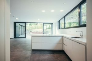 Moderne Hauptküche mit direkter Verbindung zum Wohnbereich