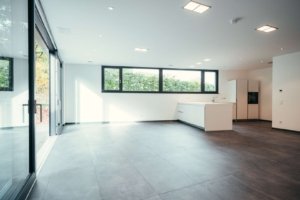 Offener Wohn- und Essbereich mit Fensterfronten