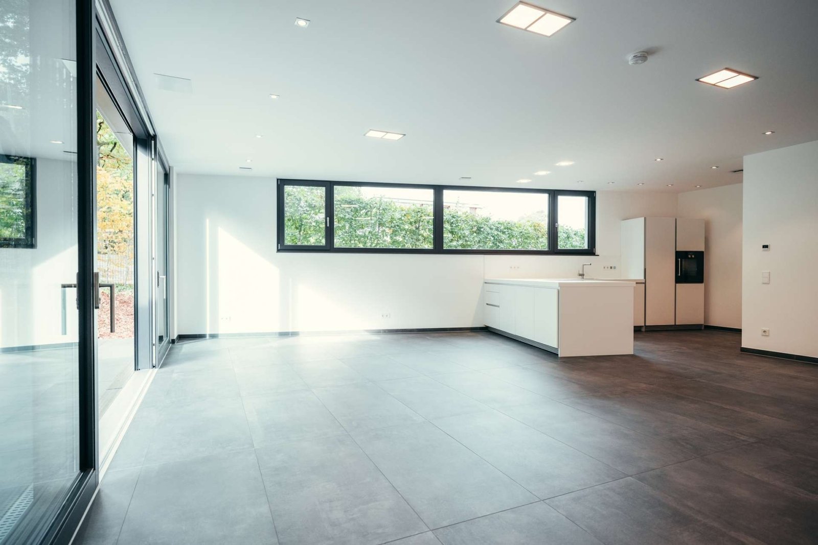 Offener Wohn- und Essbereich mit Fensterfronten