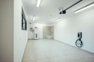Garage mit Wallbox und "Hundedusche"