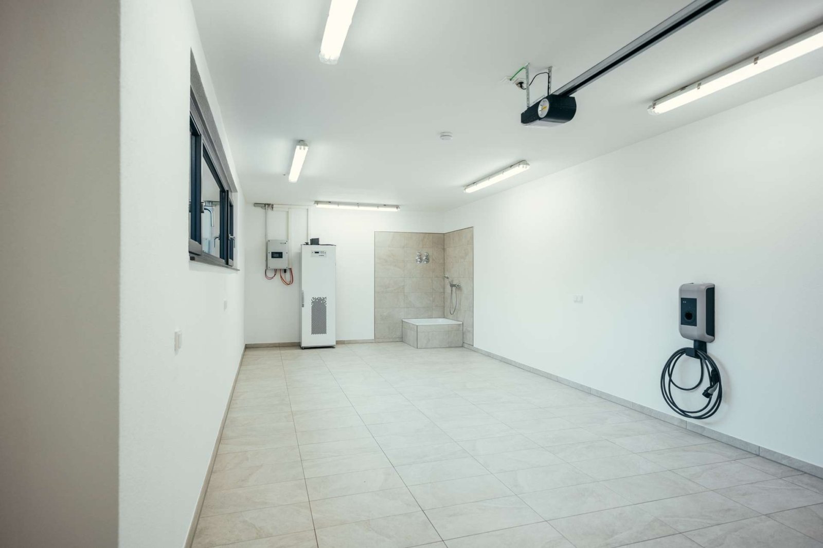 Garage mit Wallbox und "Hundedusche"