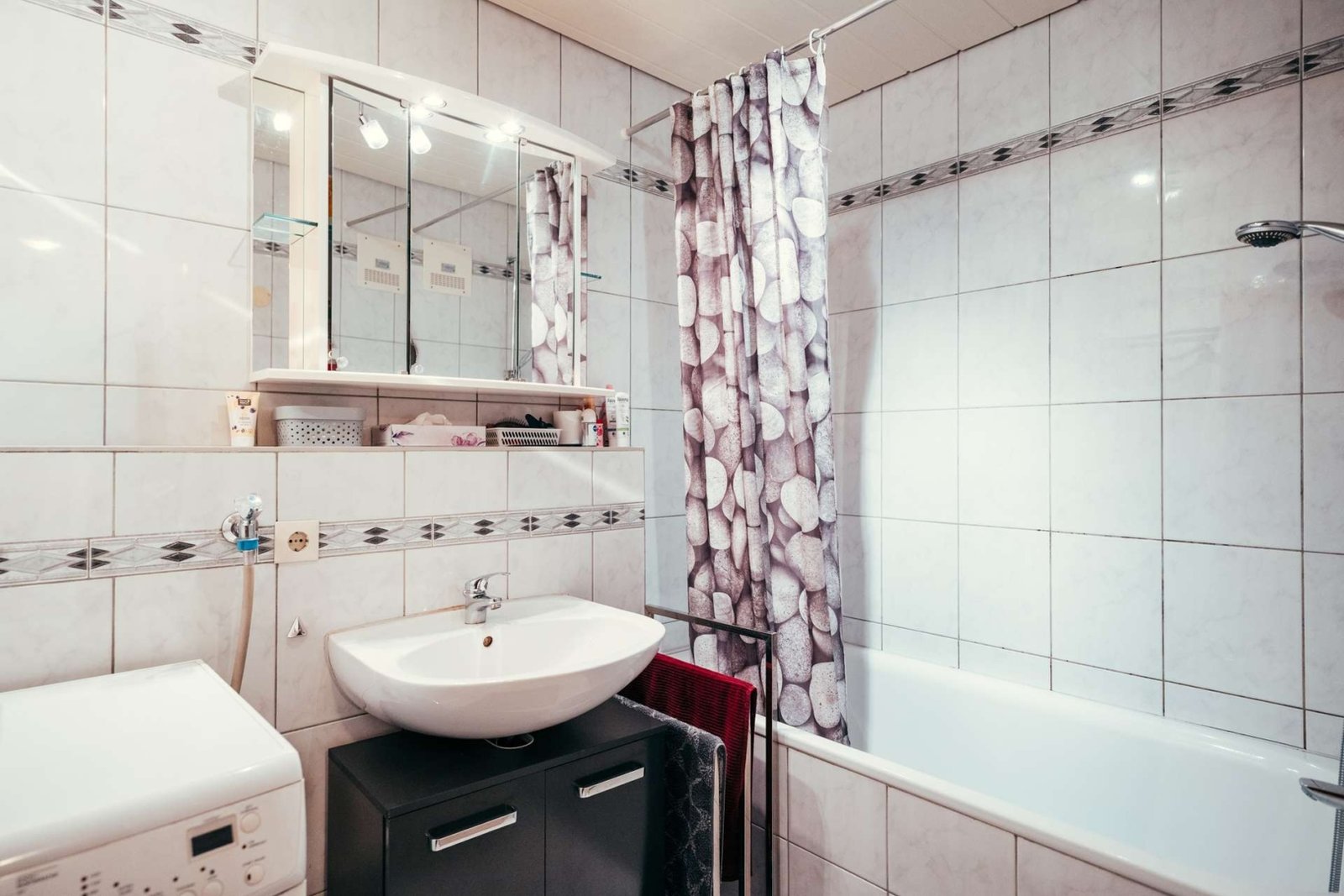 Badezimmer mit komfortabler Duschwanne