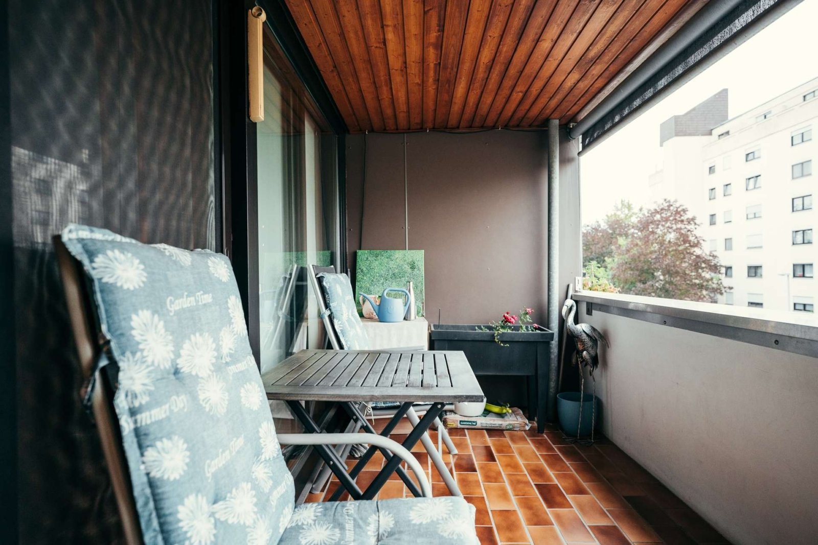 Geschützte Loggia mit Freiraum